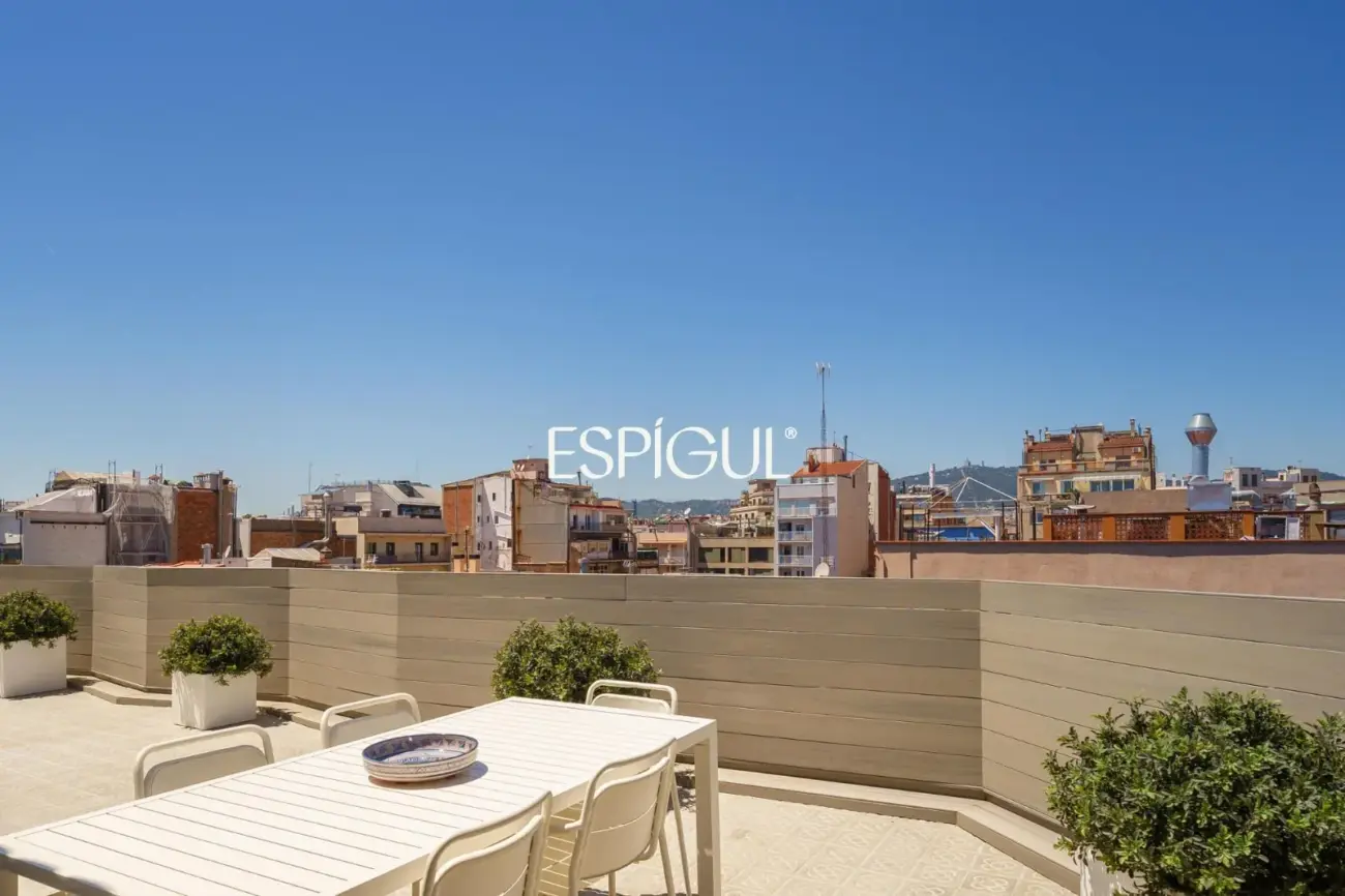 Espectacular ático dúplex de alto standing, amueblado, con parking y terraza de 60 m² en la Dreta de l’Eixample