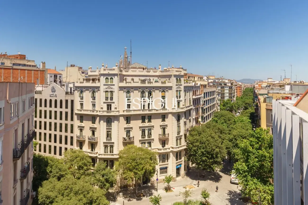 Espectacular ático dúplex de alto standing, amueblado, con parking y terraza de 60 m² en la Dreta de l’Eixample