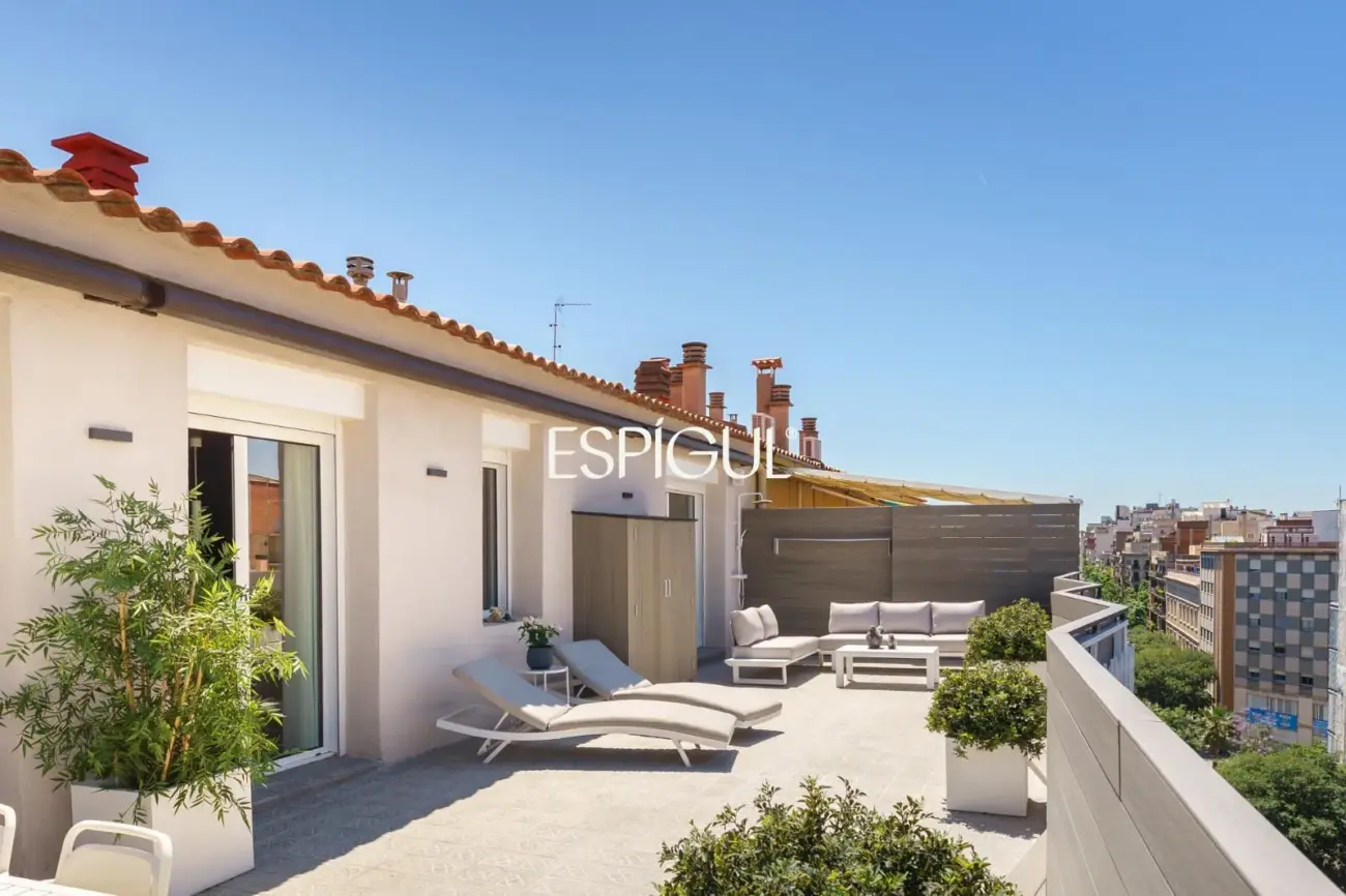 Espectacular ático dúplex de alto standing, amueblado, con parking y terraza de 60 m² en la Dreta de l’Eixample