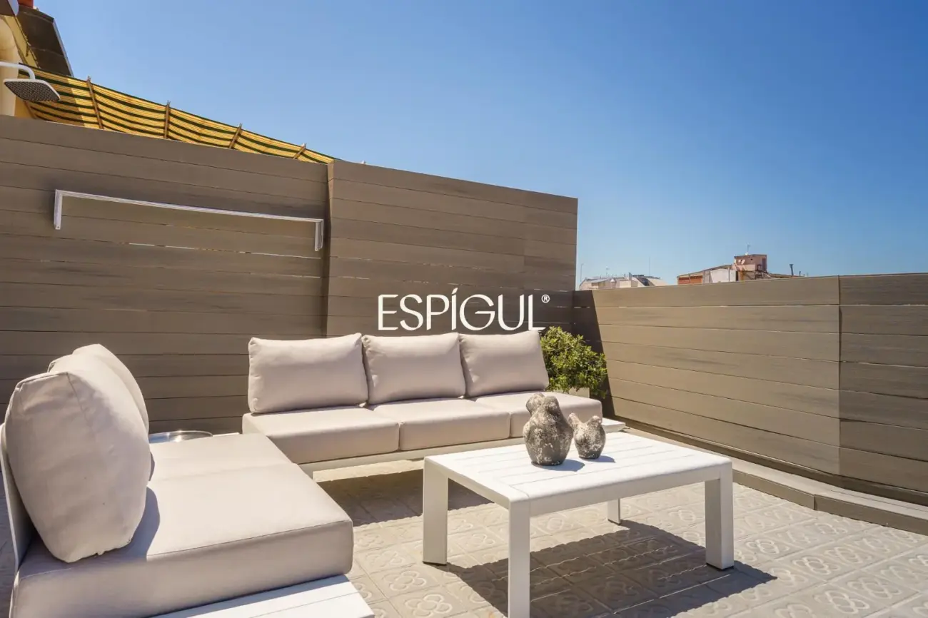 Espectacular ático dúplex de alto standing, amueblado, con parking y terraza de 60 m² en la Dreta de l’Eixample