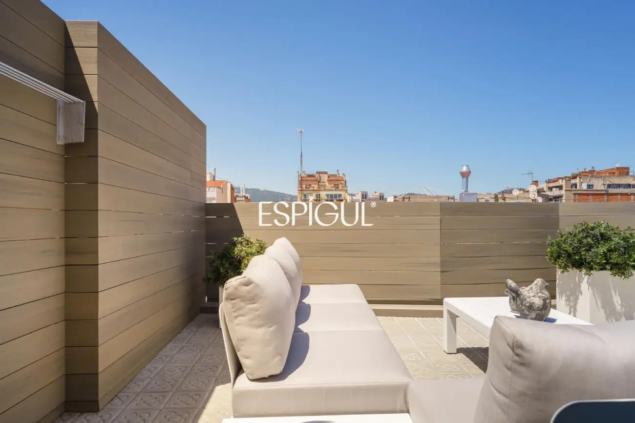 Espectacular ático dúplex de alto standing, amueblado, con parking y terraza de 60 m² en la Dreta de l’Eixample