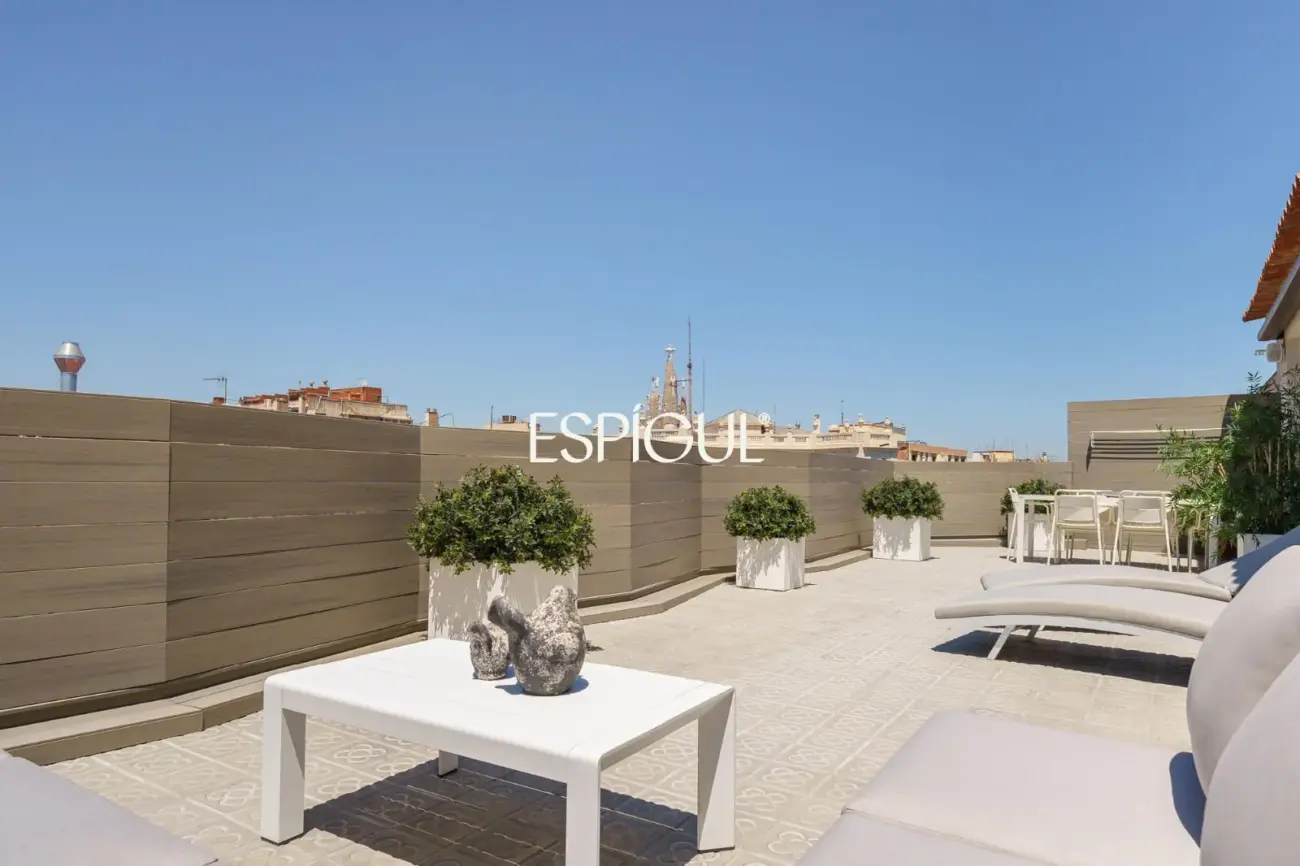 Espectacular ático dúplex de alto standing, amueblado, con parking y terraza de 60 m² en la Dreta de l’Eixample