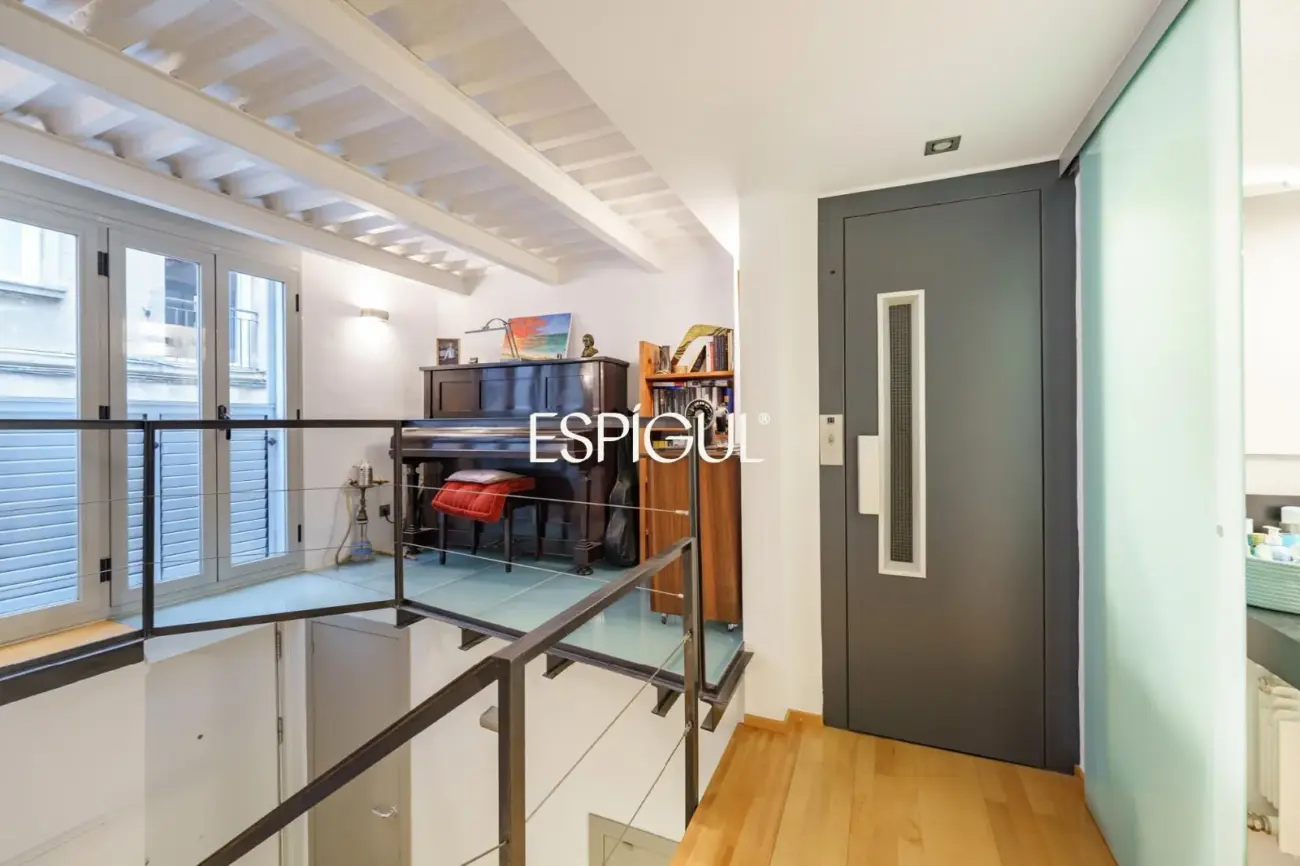 Exclusiva casa de diseño con terraza y solárium privado en el corazón de Sants