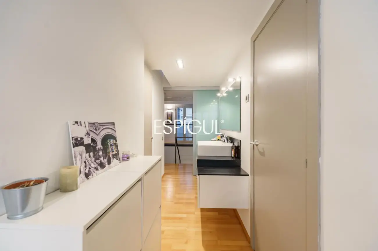 Exclusiva casa de diseño con terraza y solárium privado en el corazón de Sants