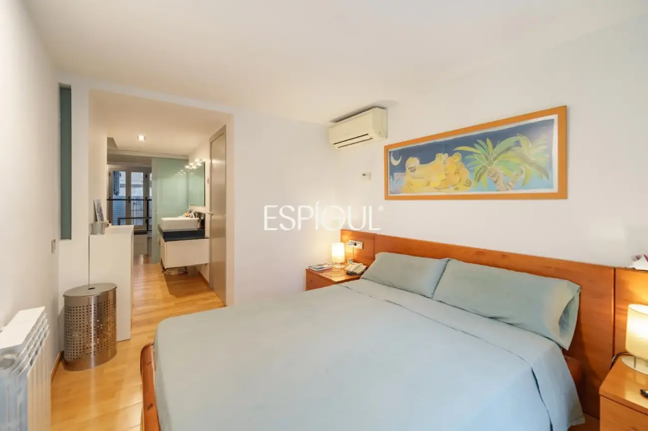 Exclusiva casa de diseño con terraza y solárium privado en el corazón de Sants