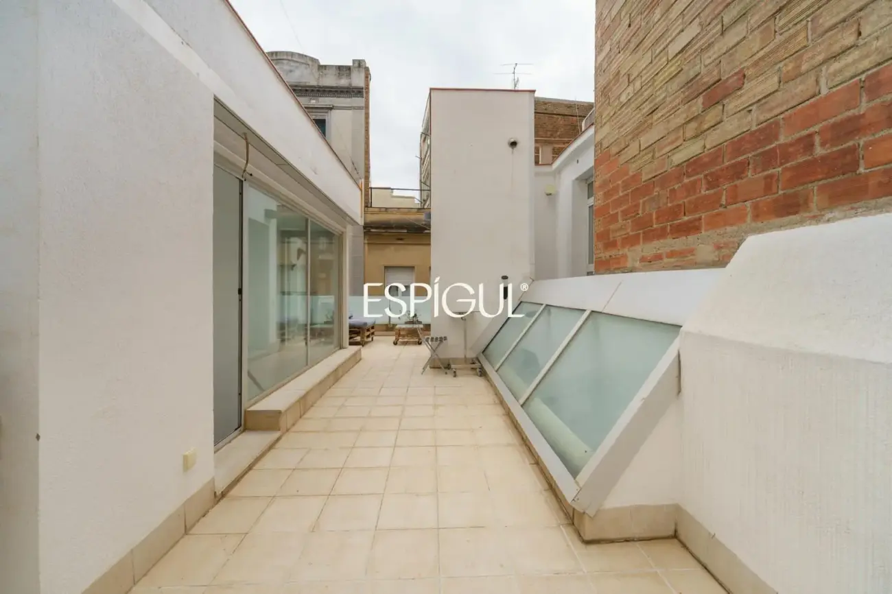 Exclusiva casa de diseño con terraza y solárium privado en el corazón de Sants