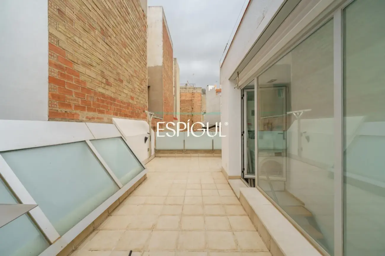 Exclusiva casa de diseño con terraza y solárium privado en el corazón de Sants