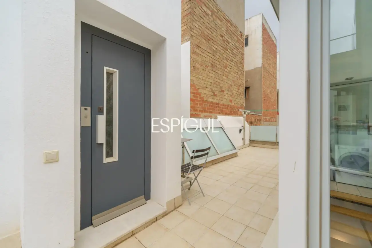 Exclusiva casa de diseño con terraza y solárium privado en el corazón de Sants