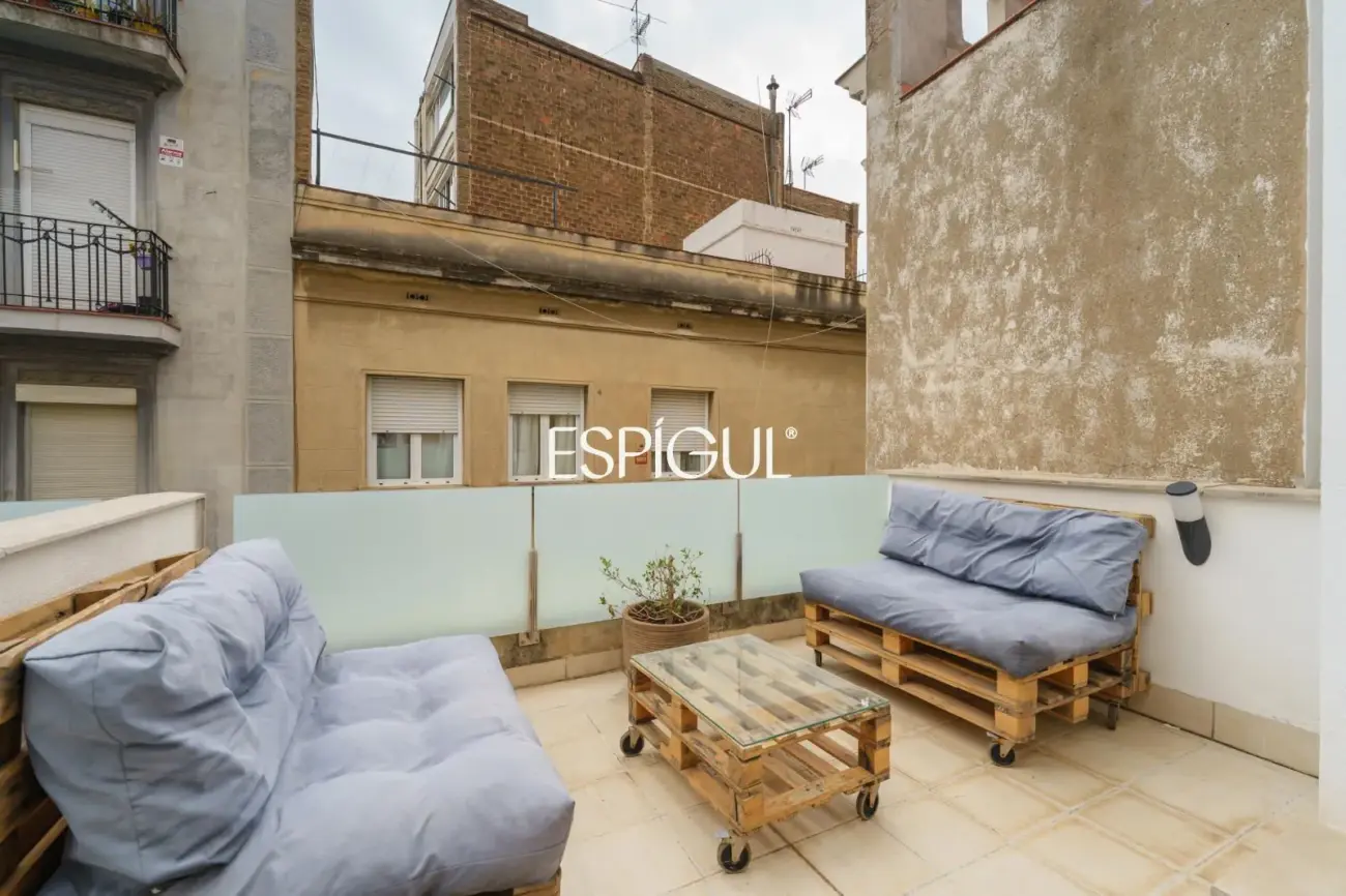 Exclusiva casa de diseño con terraza y solárium privado en el corazón de Sants