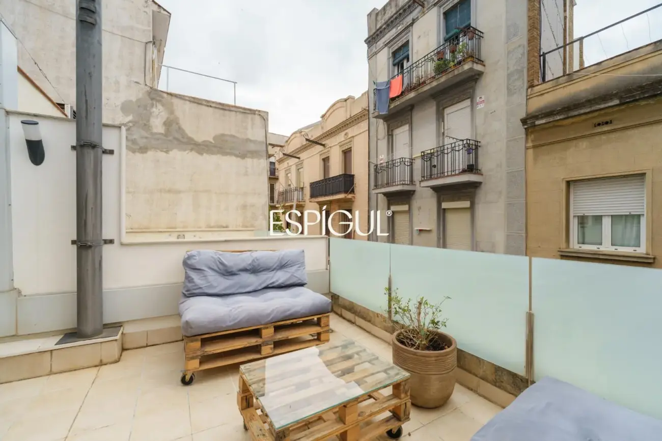 Exclusiva casa de diseño con terraza y solárium privado en el corazón de Sants