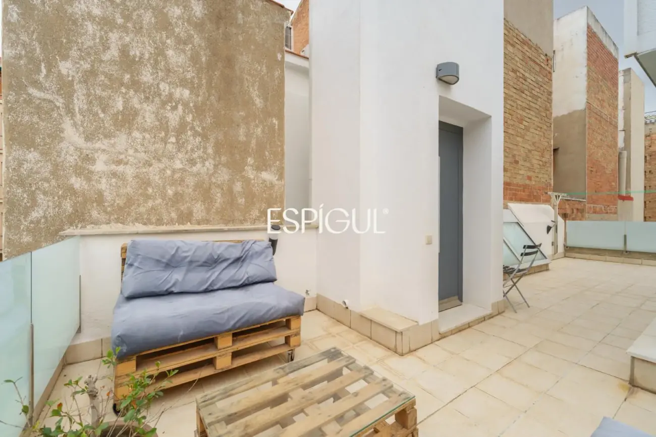 Exclusiva casa de diseño con terraza y solárium privado en el corazón de Sants