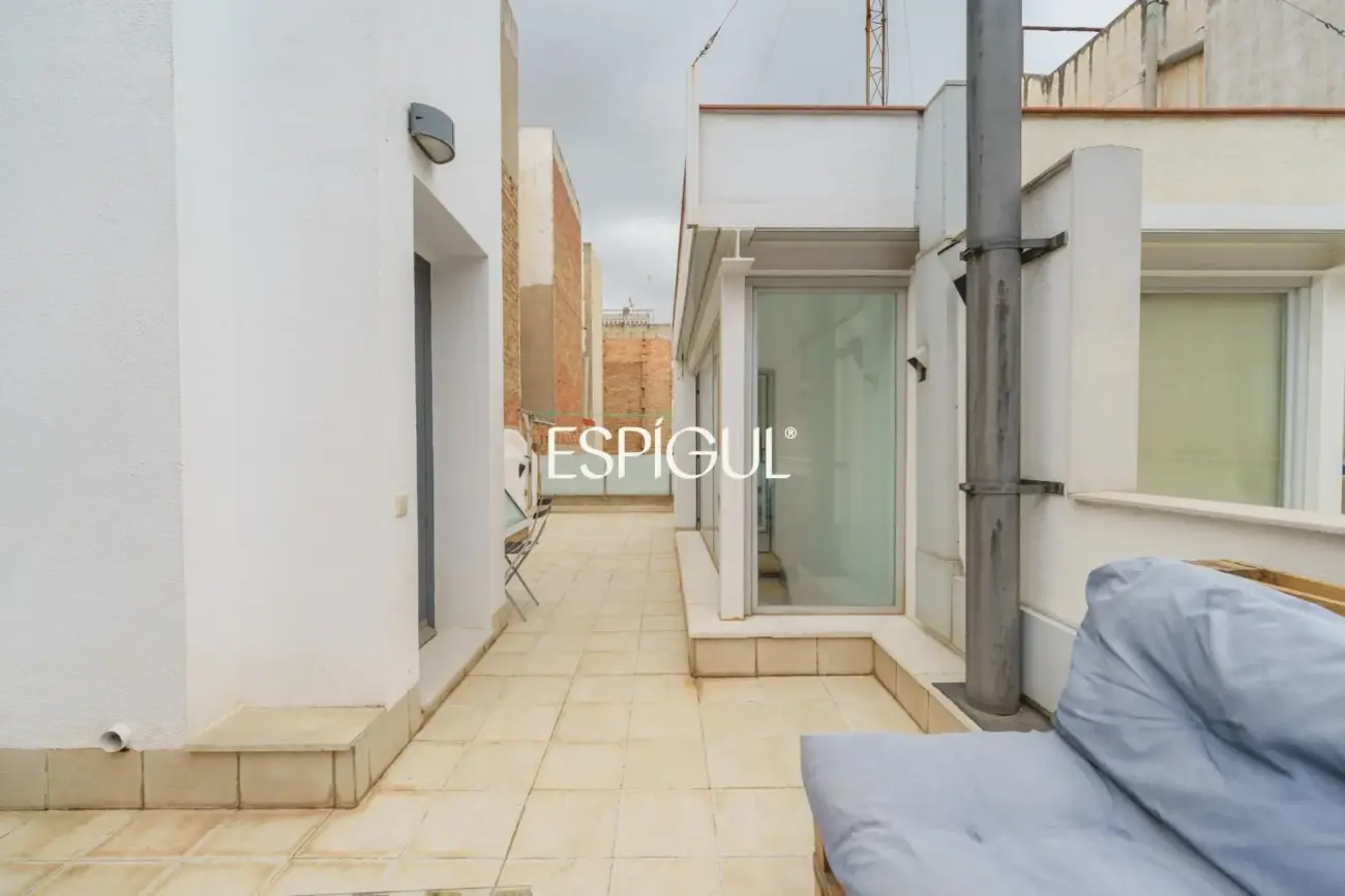 Exclusiva casa de diseño con terraza y solárium privado en el corazón de Sants