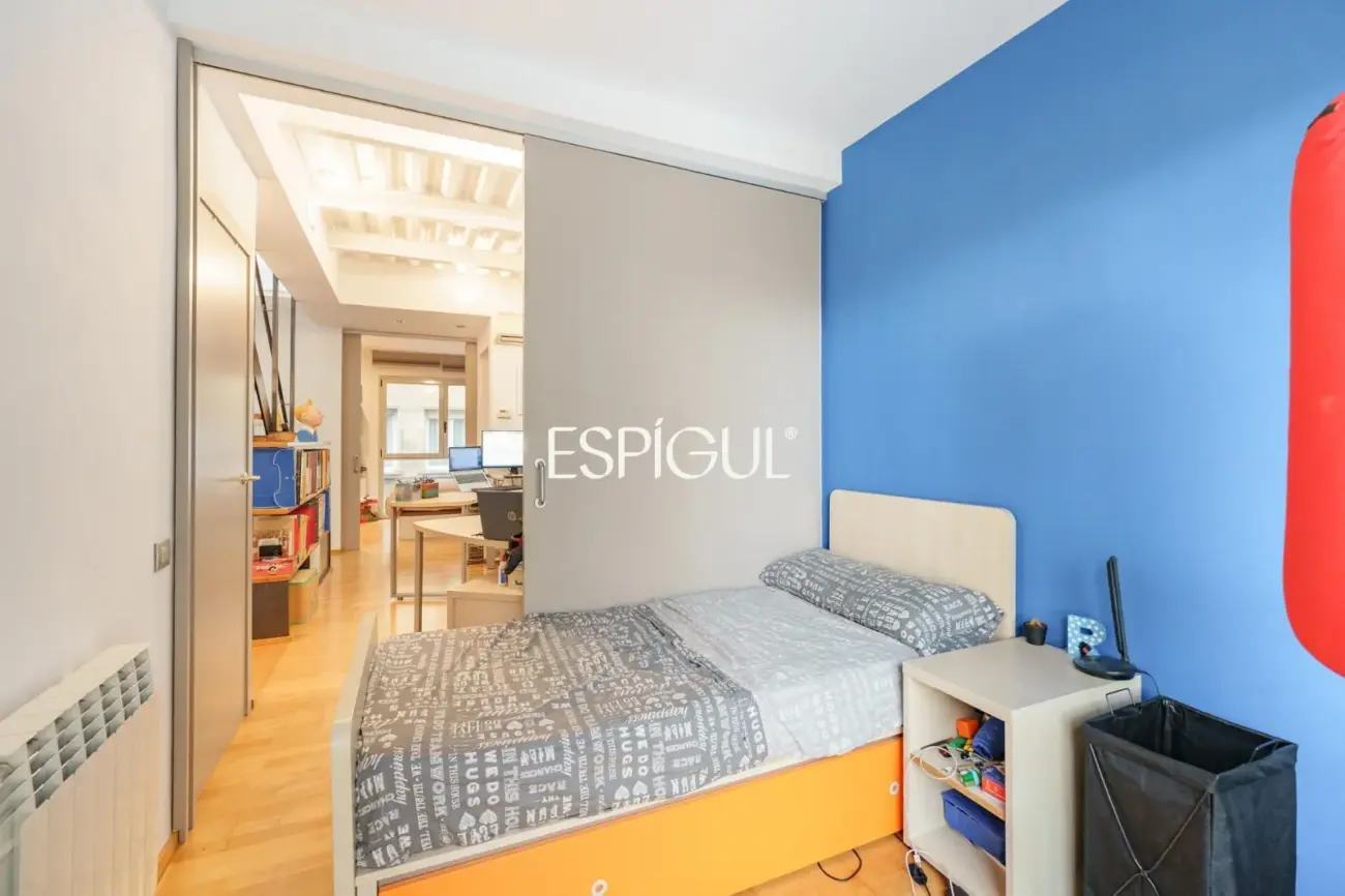 Exclusiva casa de diseño con terraza y solárium privado en el corazón de Sants