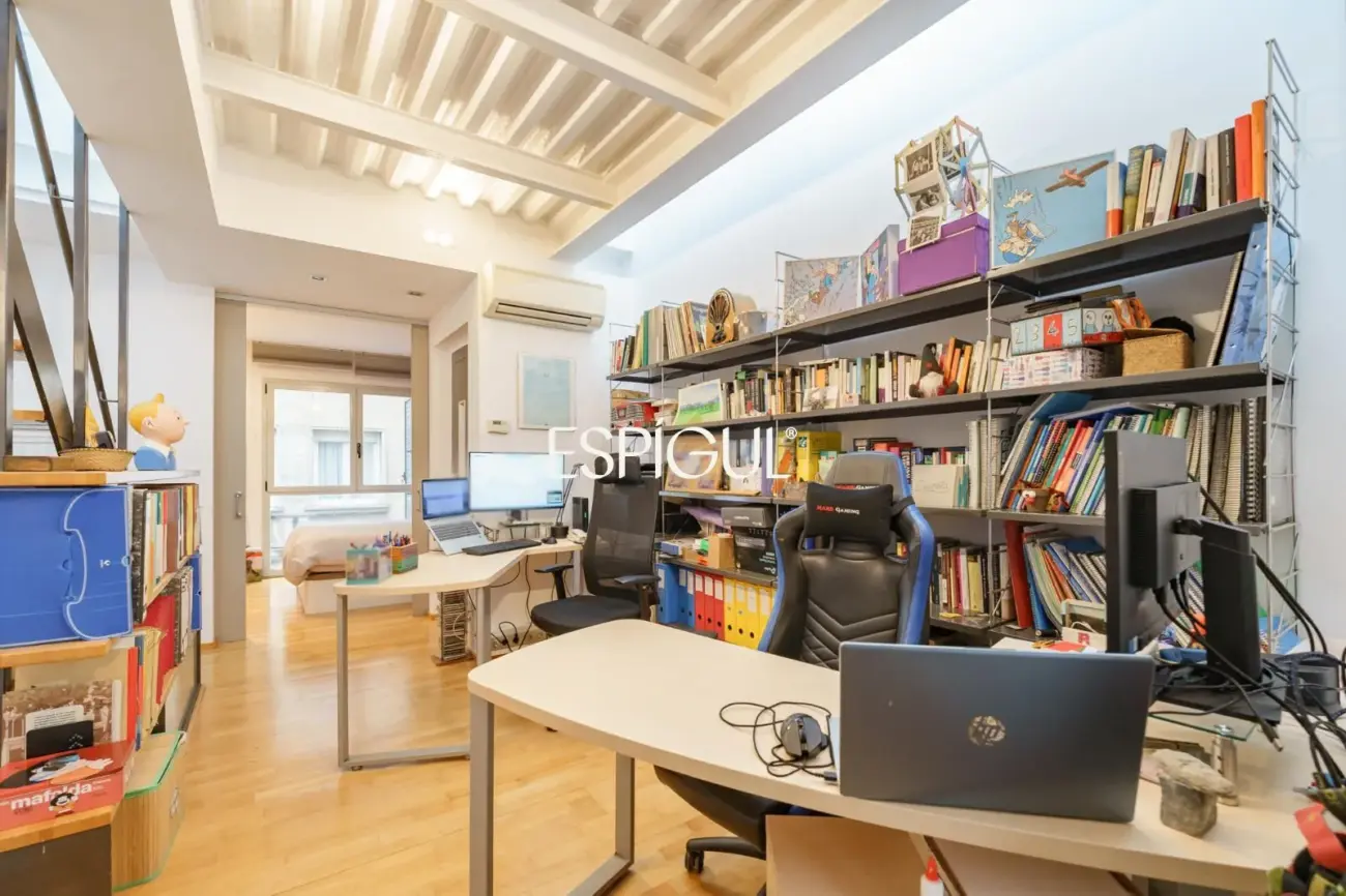 Exclusiva casa de diseño con terraza y solárium privado en el corazón de Sants