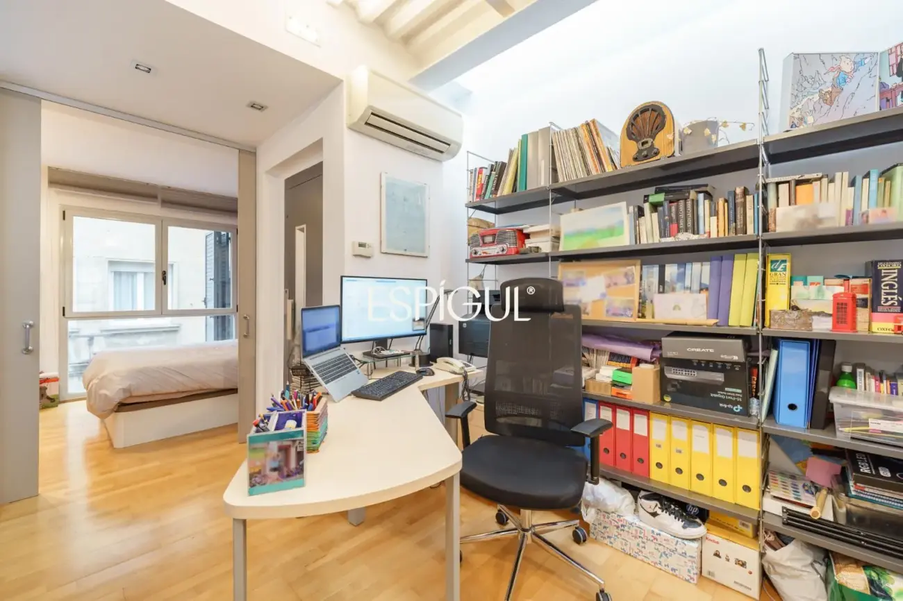 Exclusiva casa de diseño con terraza y solárium privado en el corazón de Sants