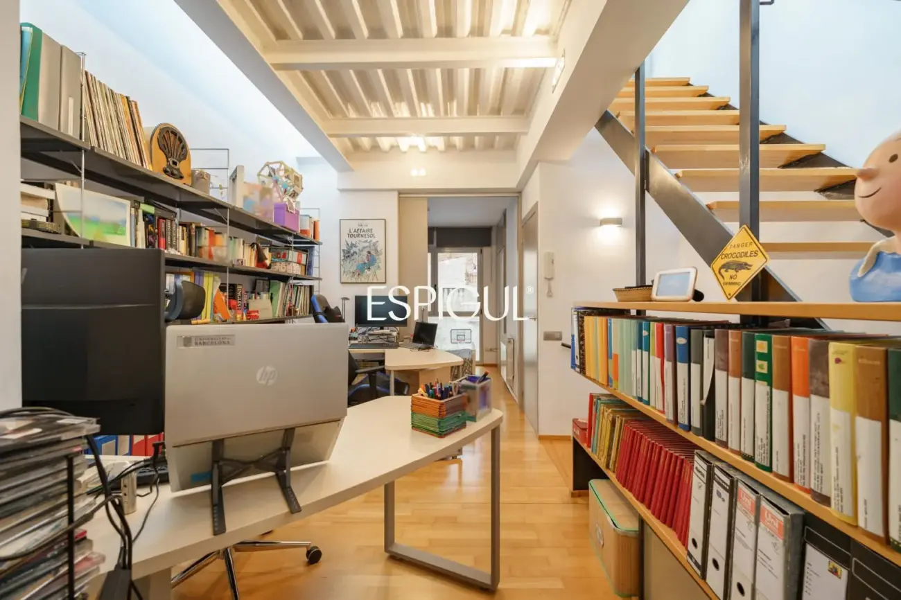 Exclusiva casa de diseño con terraza y solárium privado en el corazón de Sants
