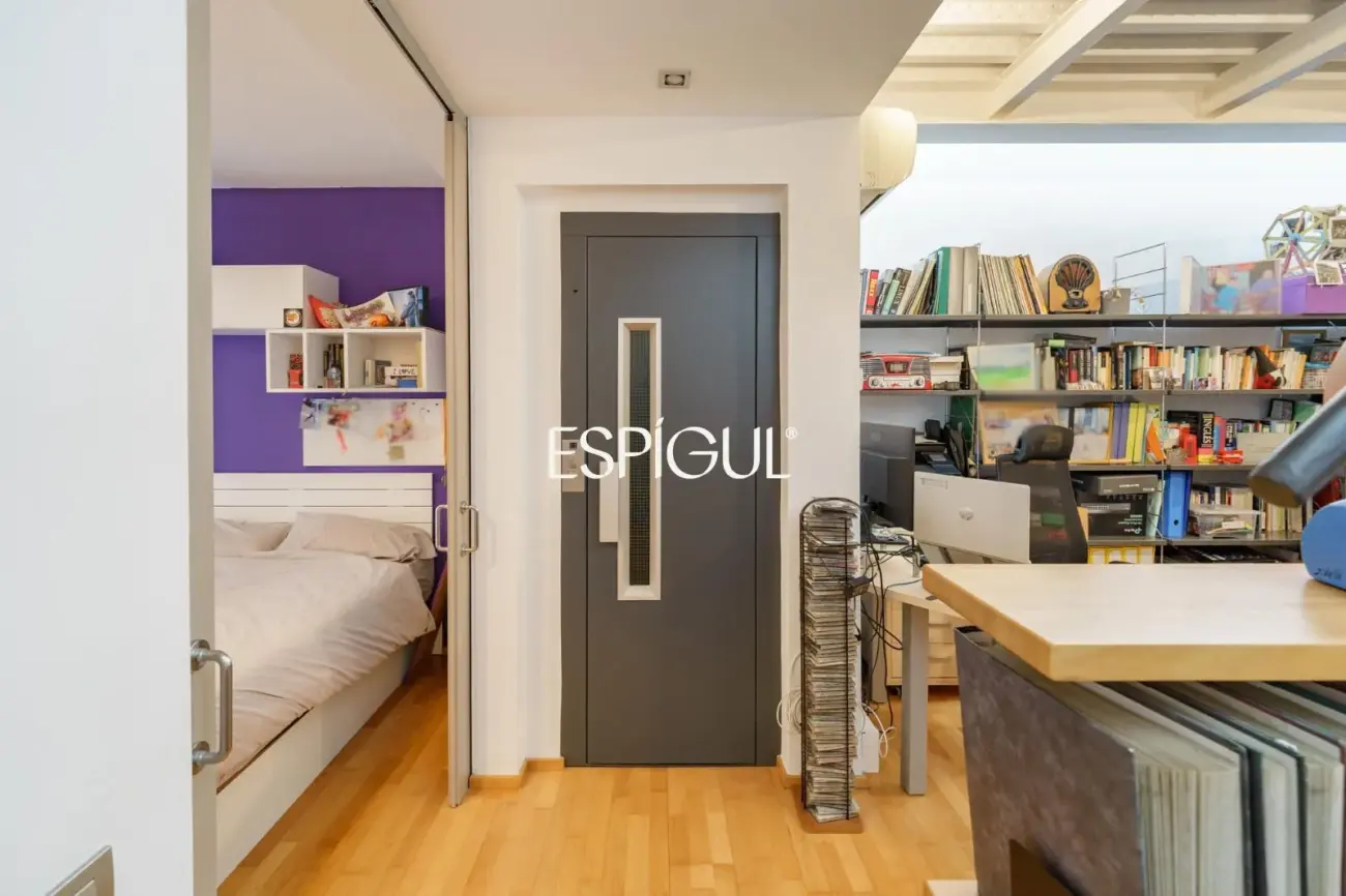 Exclusiva casa de diseño con terraza y solárium privado en el corazón de Sants