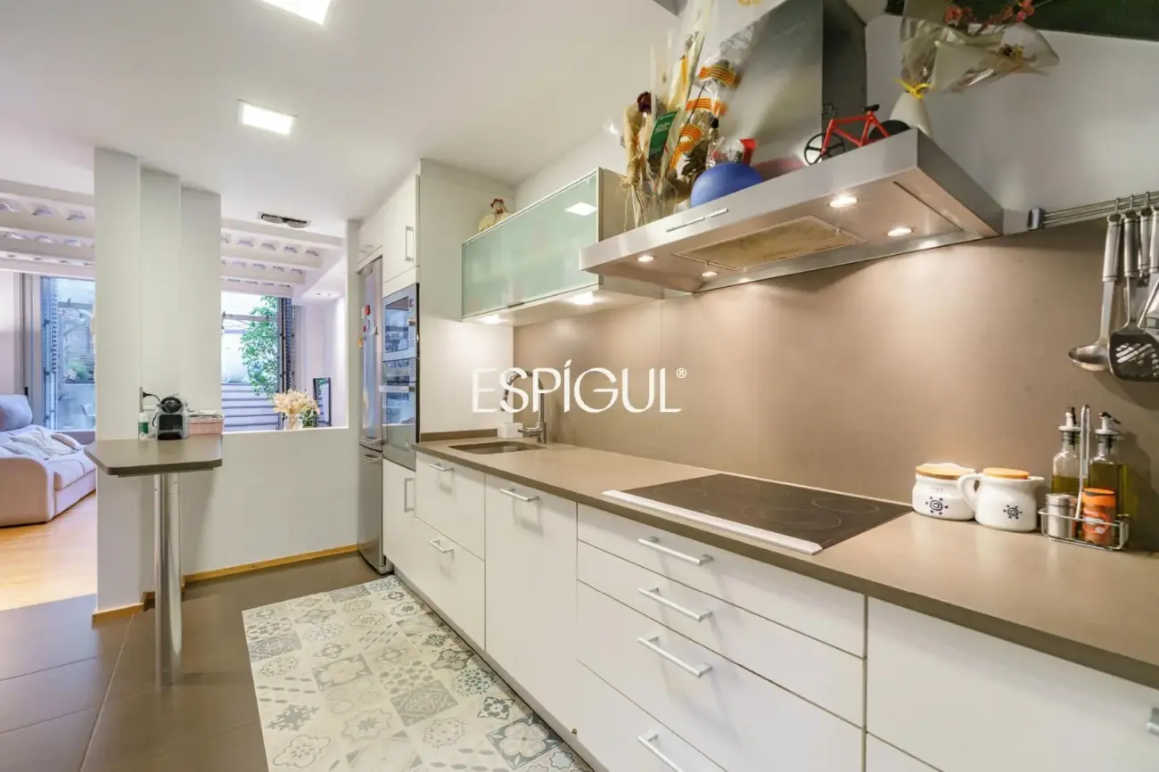 Exclusiva casa de diseño con terraza y solárium privado en el corazón de Sants