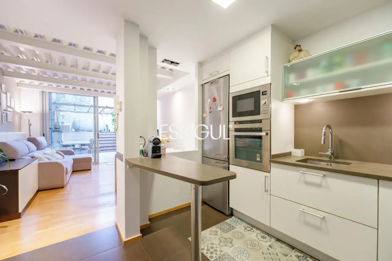 Exclusiva casa de diseño con terraza y solárium privado en el corazón de Sants