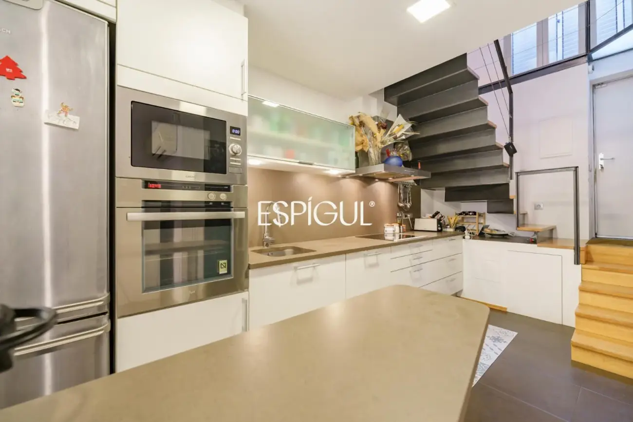 Exclusiva casa de diseño con terraza y solárium privado en el corazón de Sants