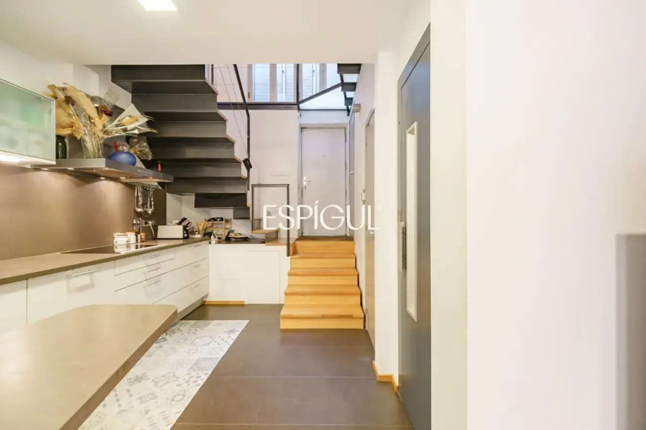 Exclusiva casa de diseño con terraza y solárium privado en el corazón de Sants