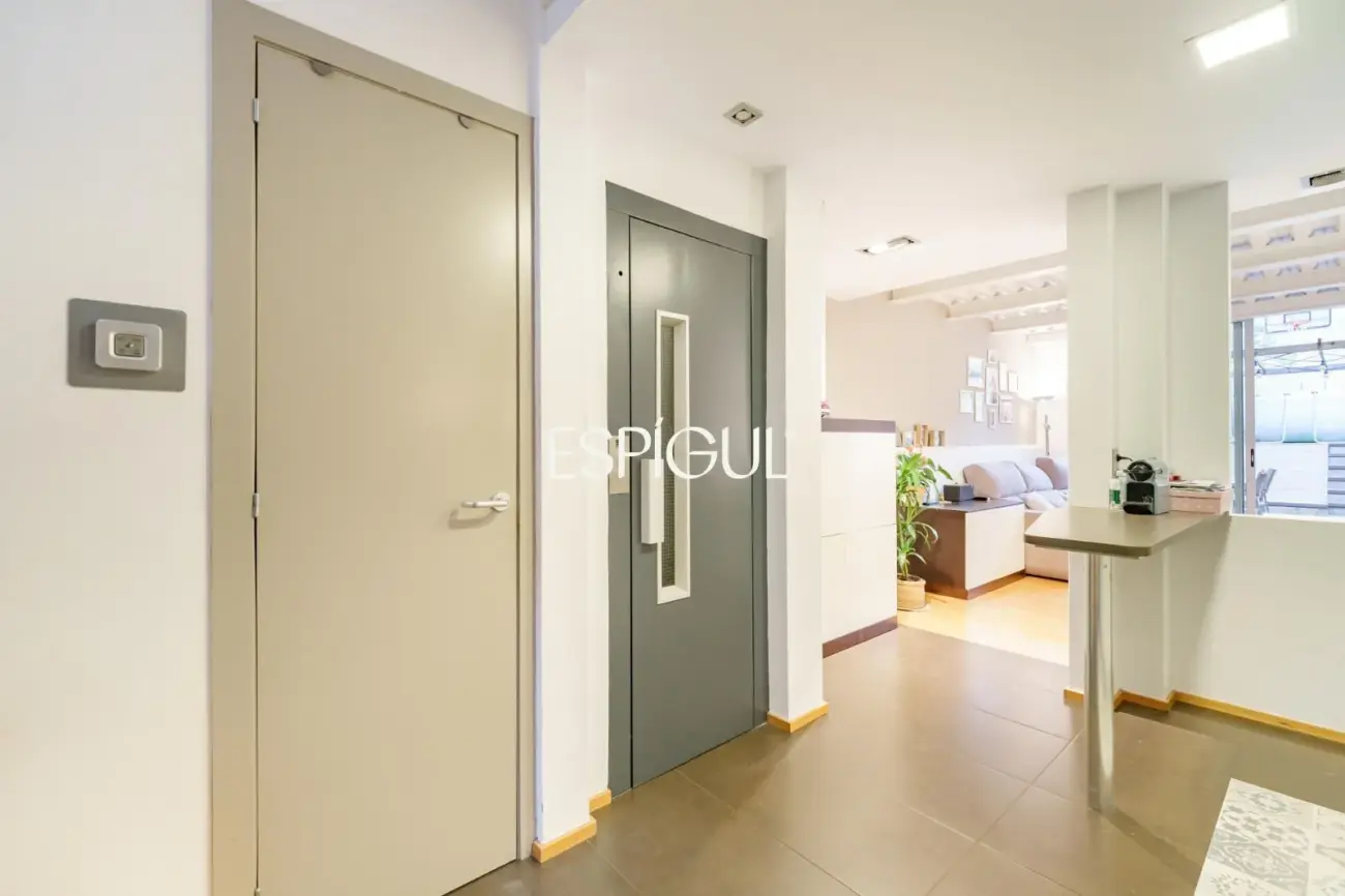 Exclusiva casa de diseño con terraza y solárium privado en el corazón de Sants