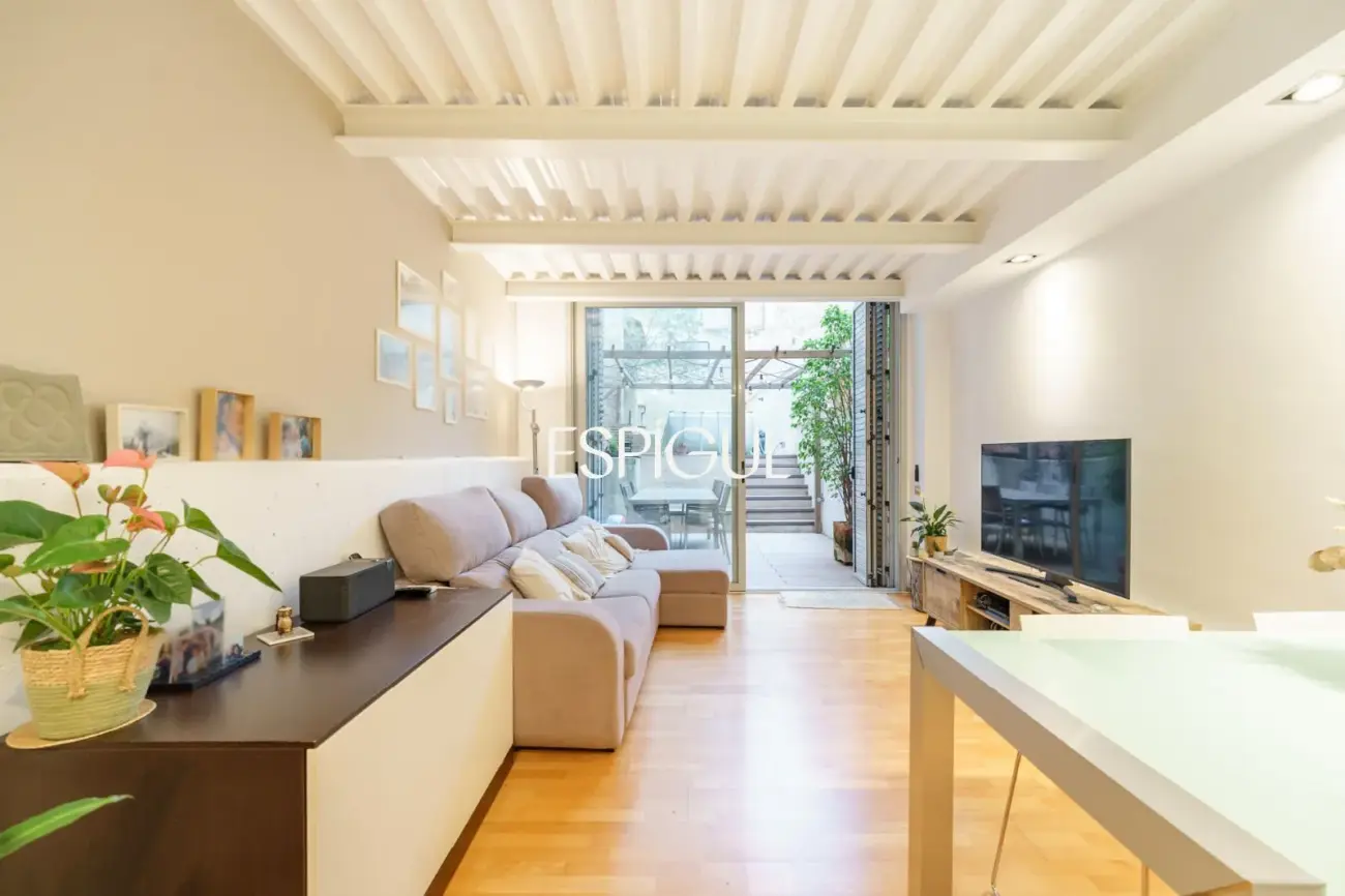 Exclusiva casa de diseño con terraza y solárium privado en el corazón de Sants