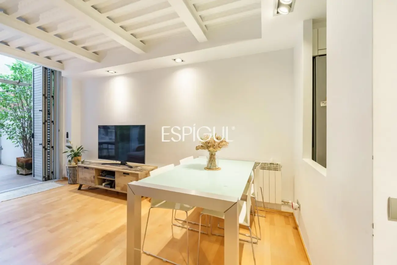 Exclusiva casa de diseño con terraza y solárium privado en el corazón de Sants