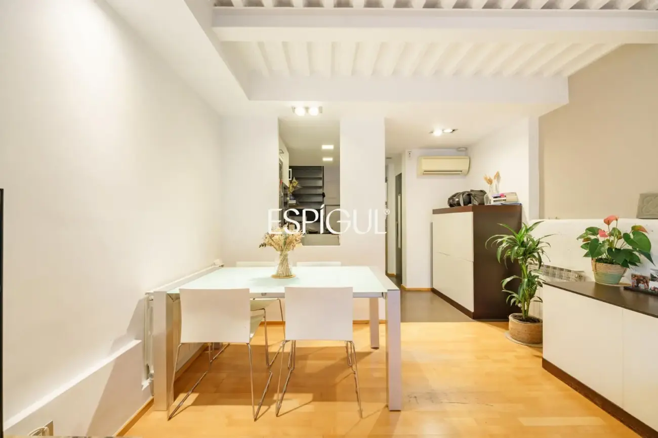 Exclusiva casa de diseño con terraza y solárium privado en el corazón de Sants