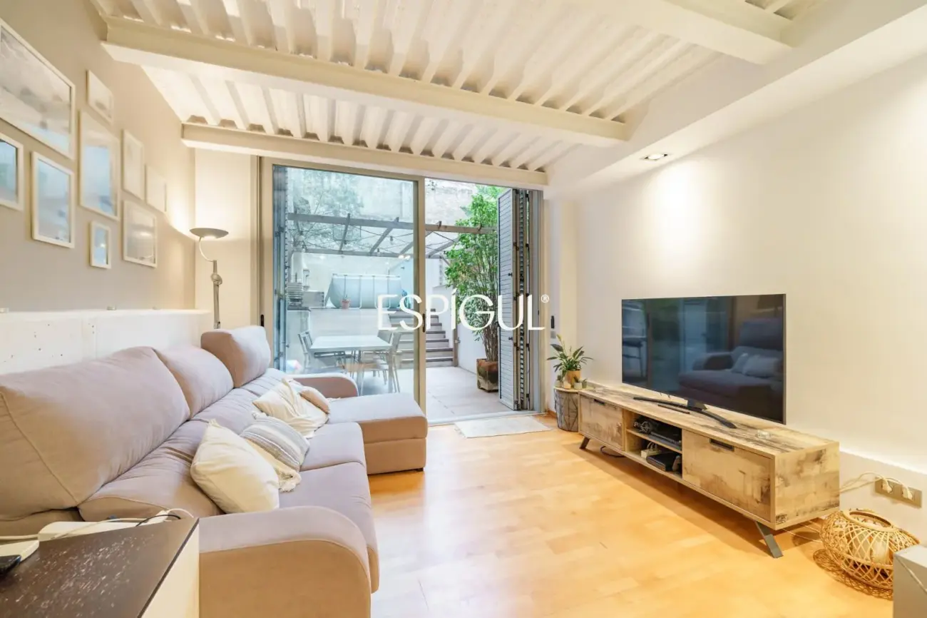 Exclusiva casa de diseño con terraza y solárium privado en el corazón de Sants