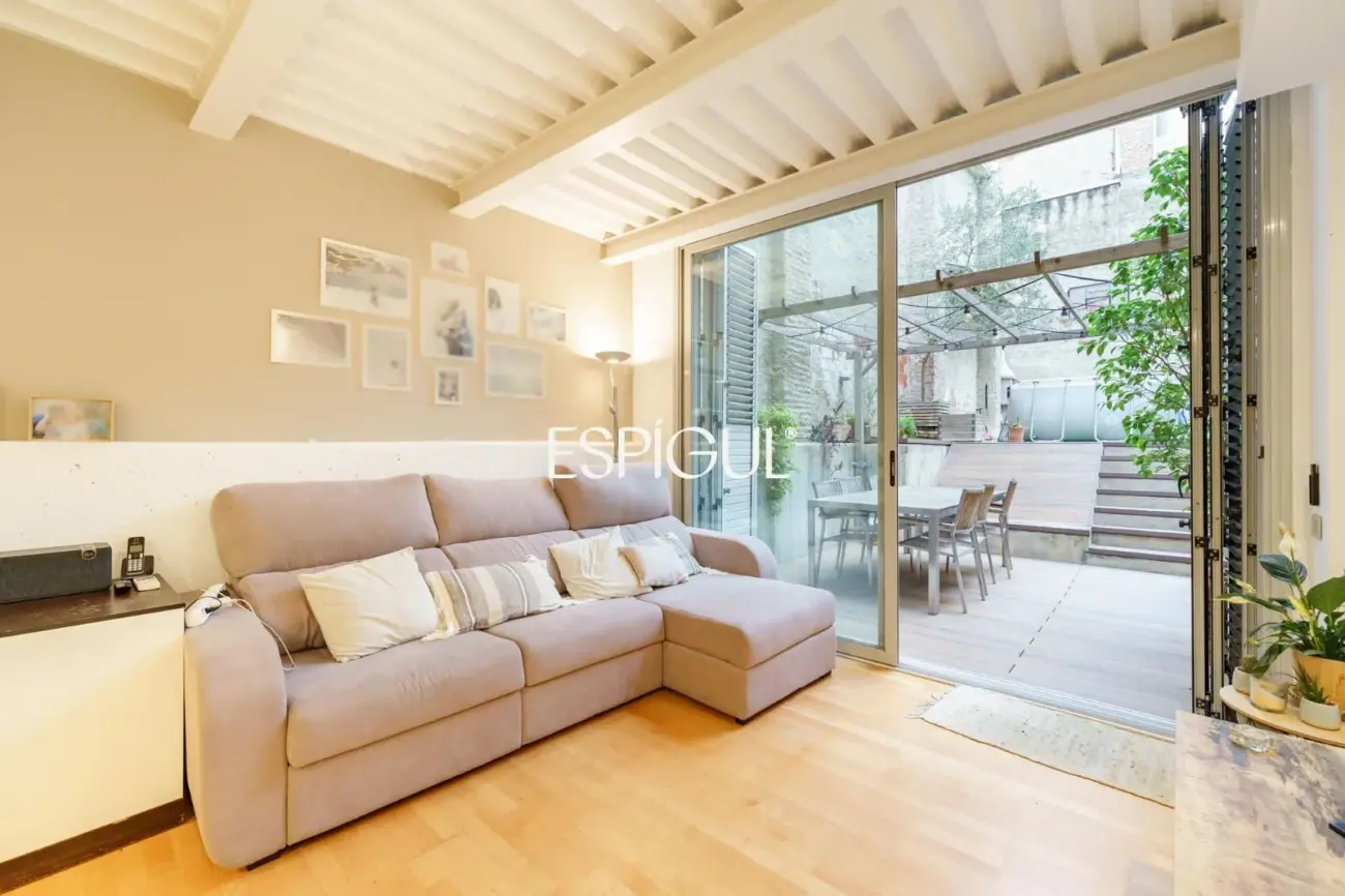 Exclusiva casa de diseño con terraza y solárium privado en el corazón de Sants