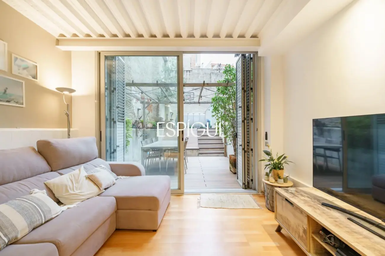 Exclusiva casa de diseño con terraza y solárium privado en el corazón de Sants