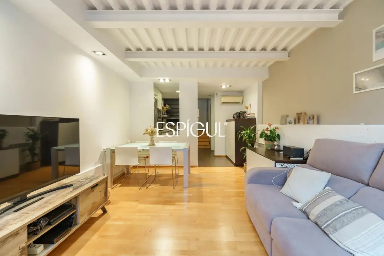 Exclusiva casa de diseño con terraza y solárium privado en el corazón de Sants
