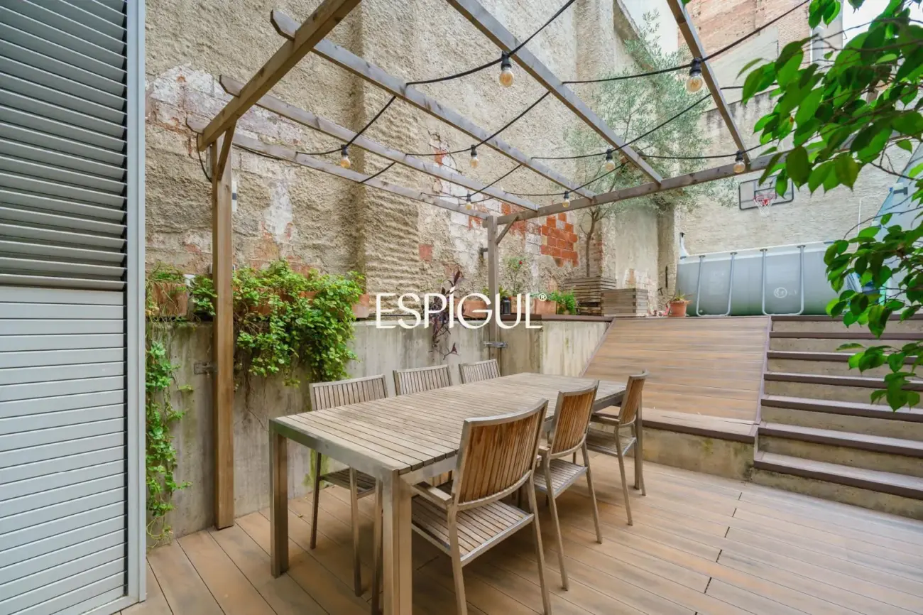 Exclusiva casa de diseño con terraza y solárium privado en el corazón de Sants