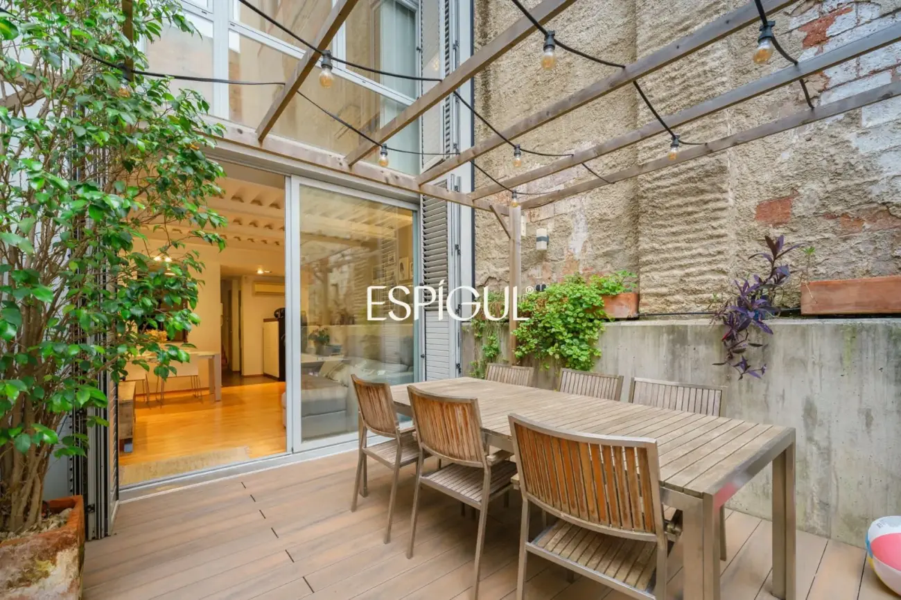 Exclusiva casa de diseño con terraza y solárium privado en el corazón de Sants