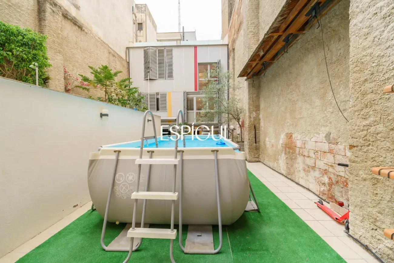 Exclusiva casa de diseño con terraza y solárium privado en el corazón de Sants