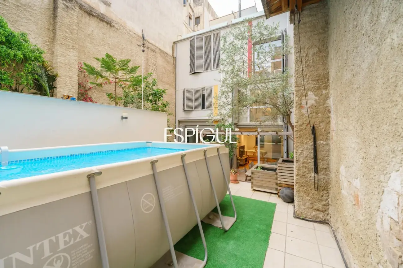 Exclusiva casa de diseño con terraza y solárium privado en el corazón de Sants