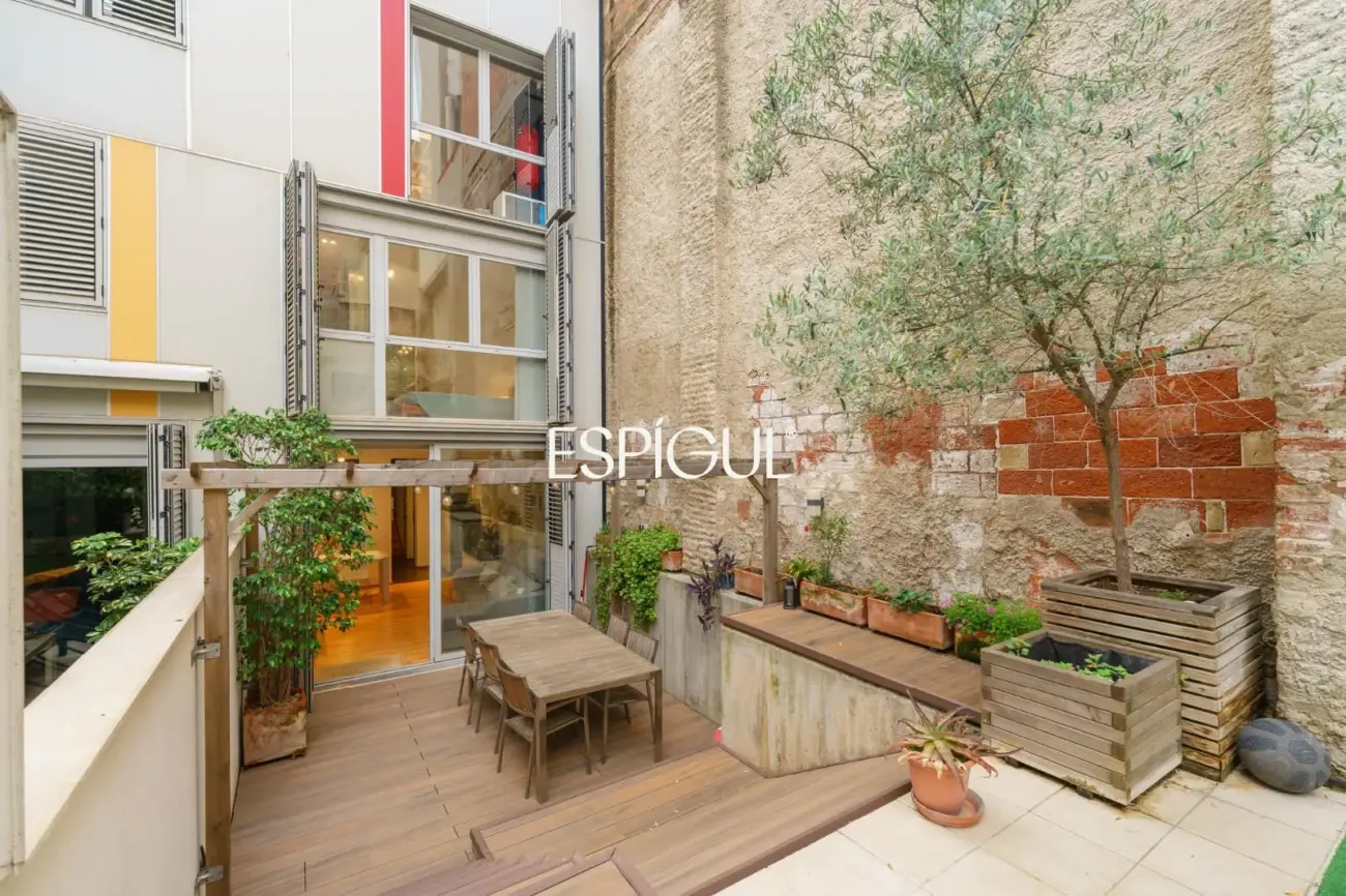 Exclusiva casa de diseño con terraza y solárium privado en el corazón de Sants