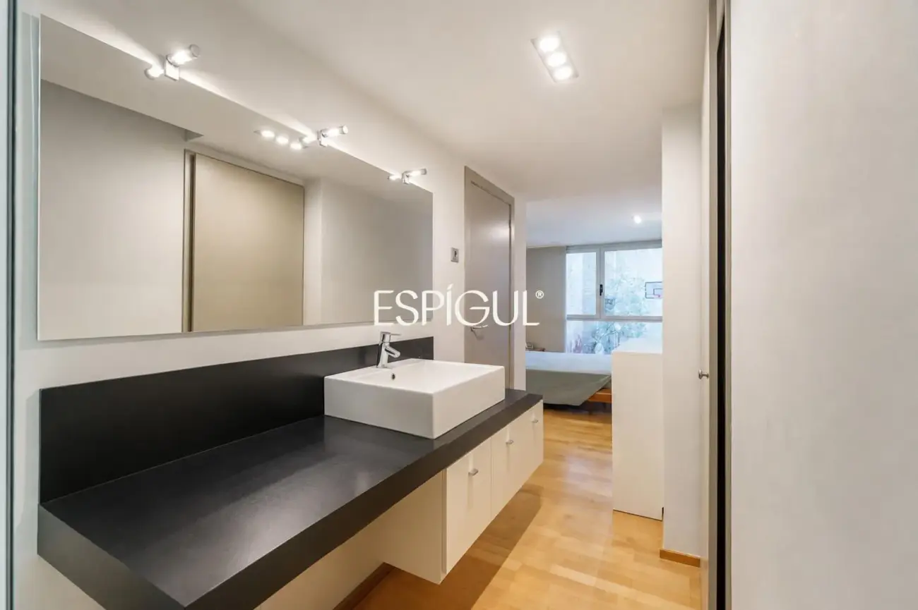 Exclusiva casa de diseño con terraza y solárium privado en el corazón de Sants