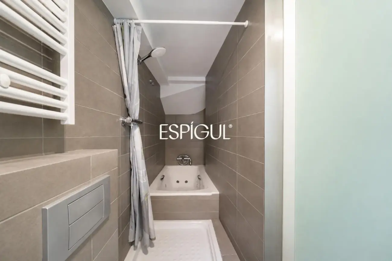 Exclusiva casa de diseño con terraza y solárium privado en el corazón de Sants