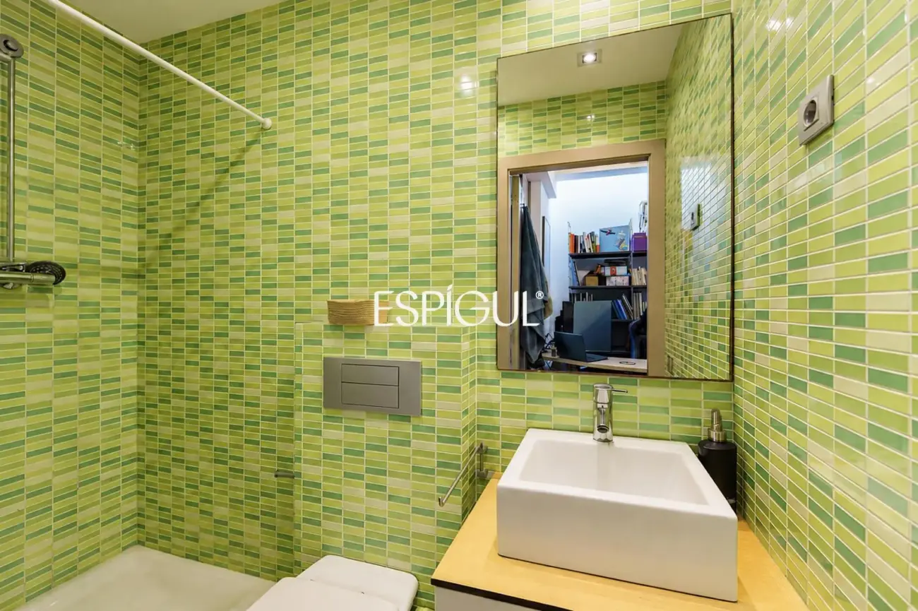 Exclusiva casa de diseño con terraza y solárium privado en el corazón de Sants