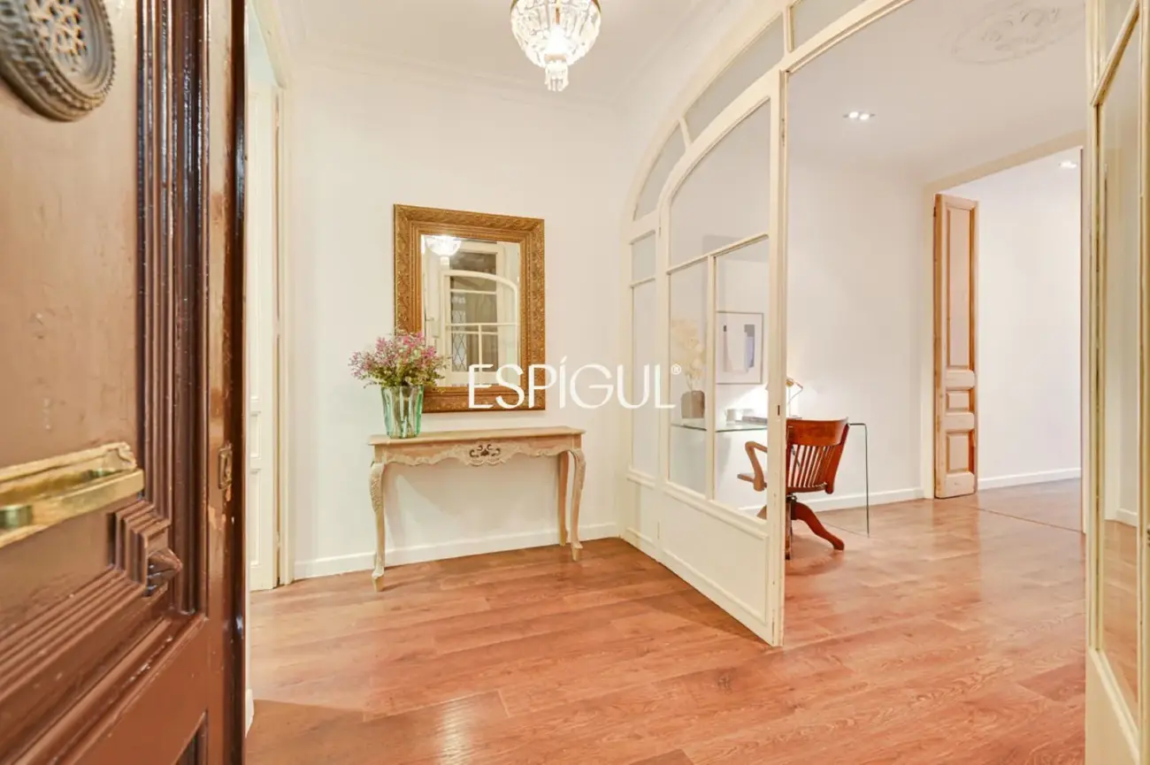Exclusivo piso con terraza privada en Eixample – Sant Antoni