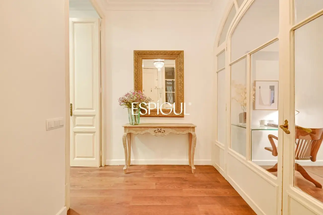 Exclusivo piso con terraza privada en Eixample – Sant Antoni