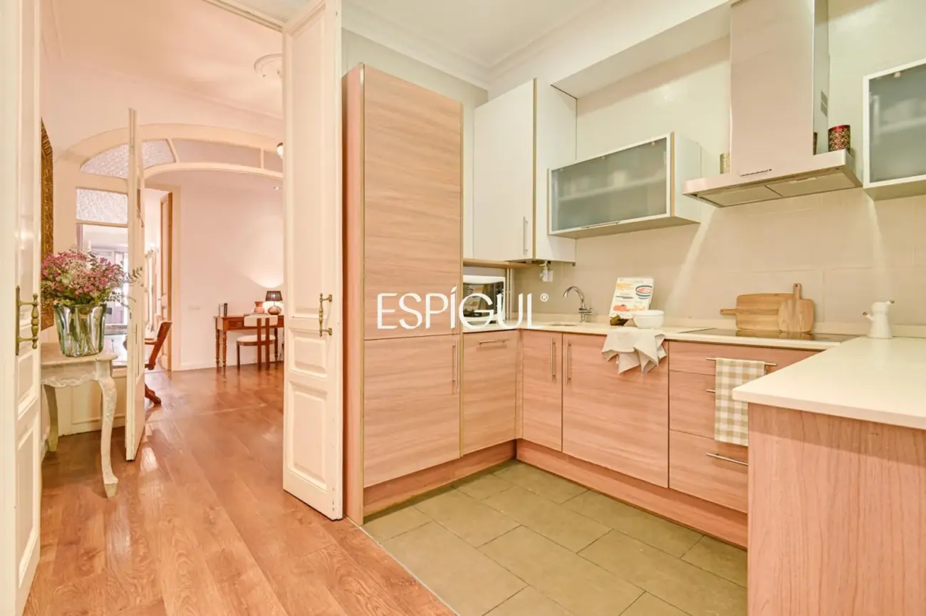 Exclusivo piso con terraza privada en Eixample – Sant Antoni