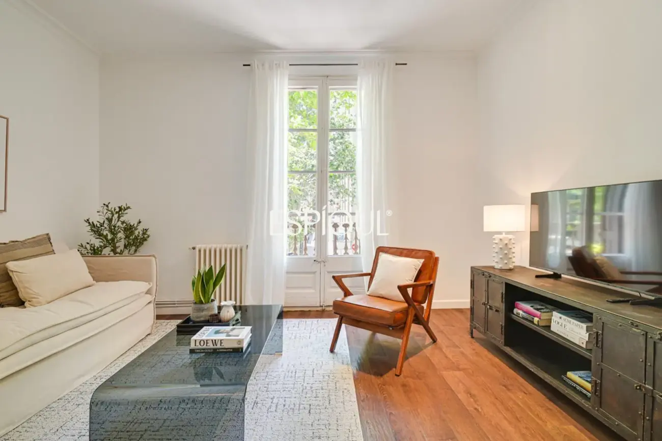 Exclusivo piso con terraza privada en Eixample – Sant Antoni