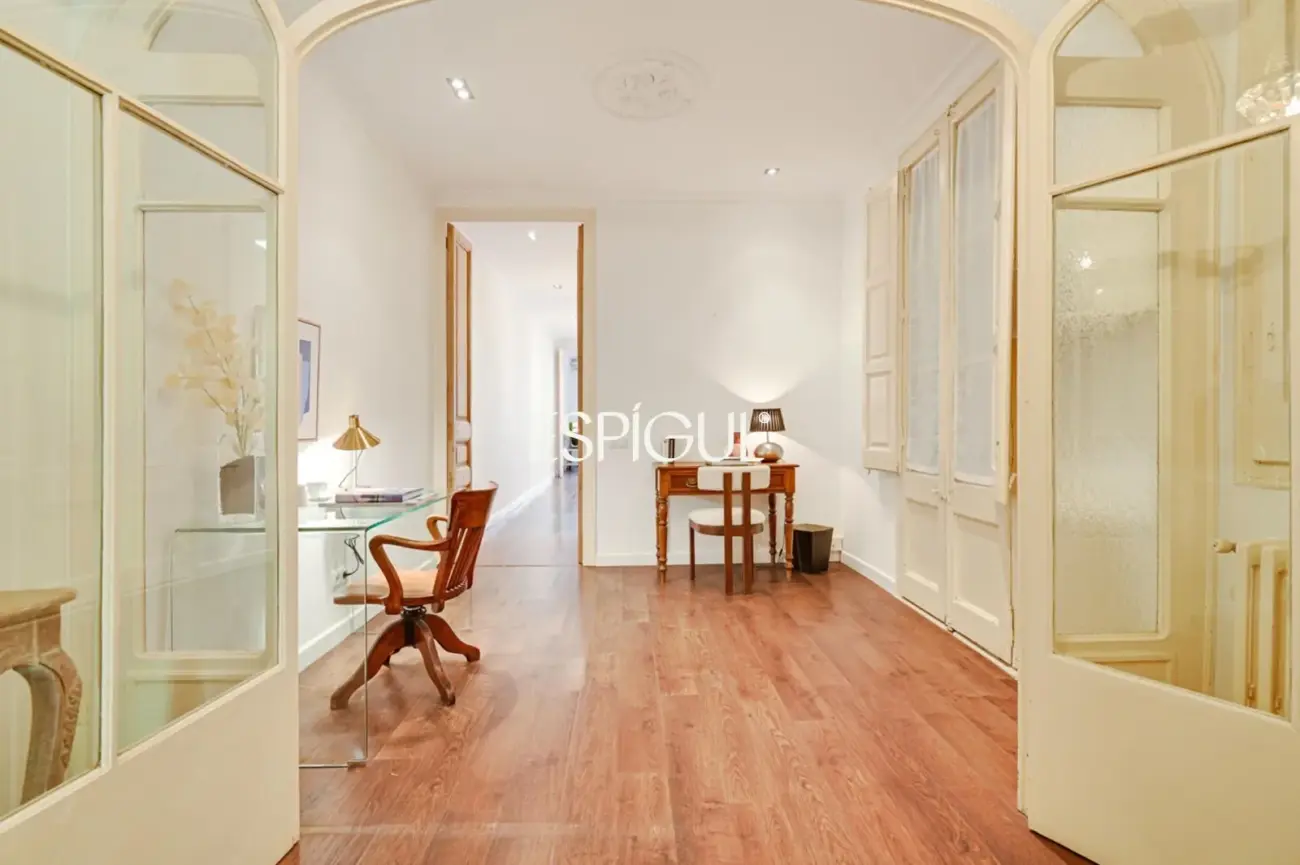 Exclusivo piso con terraza privada en Eixample – Sant Antoni