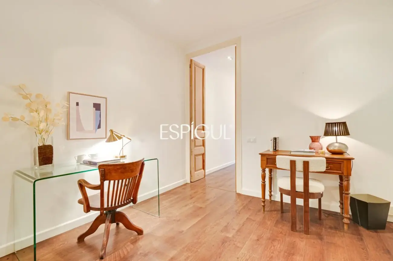 Exclusivo piso con terraza privada en Eixample – Sant Antoni