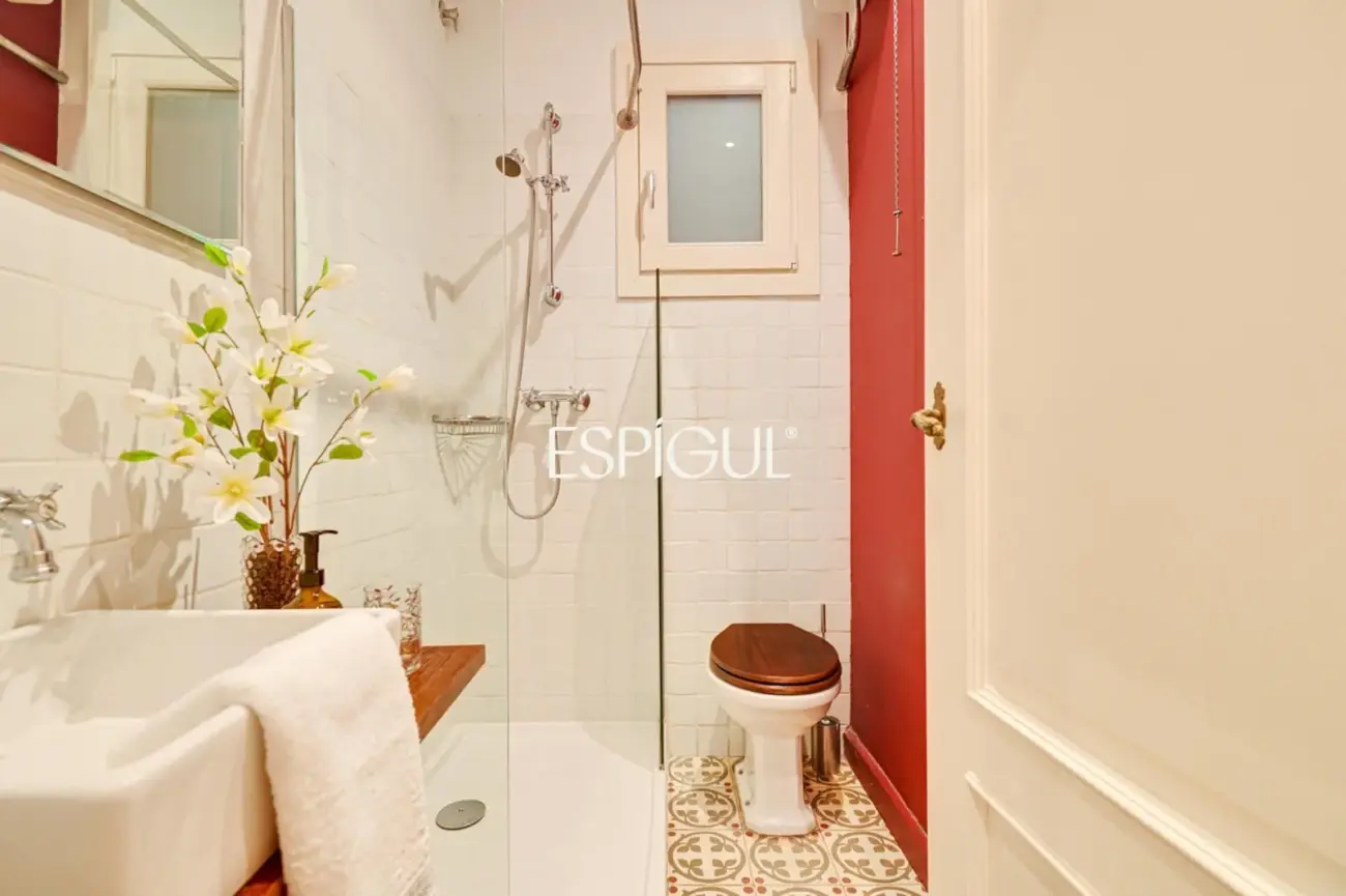 Exclusivo piso con terraza privada en Eixample – Sant Antoni