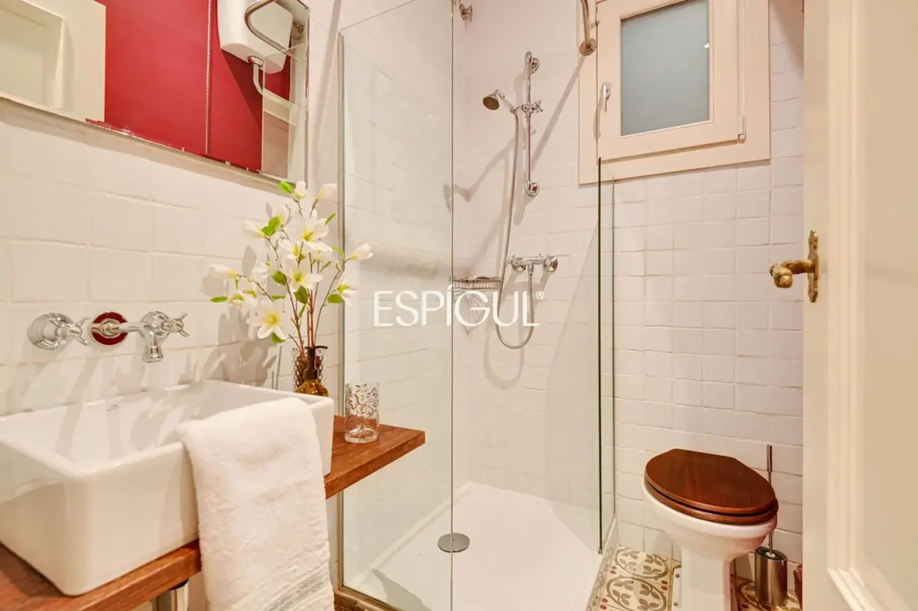 Exclusivo piso con terraza privada en Eixample – Sant Antoni