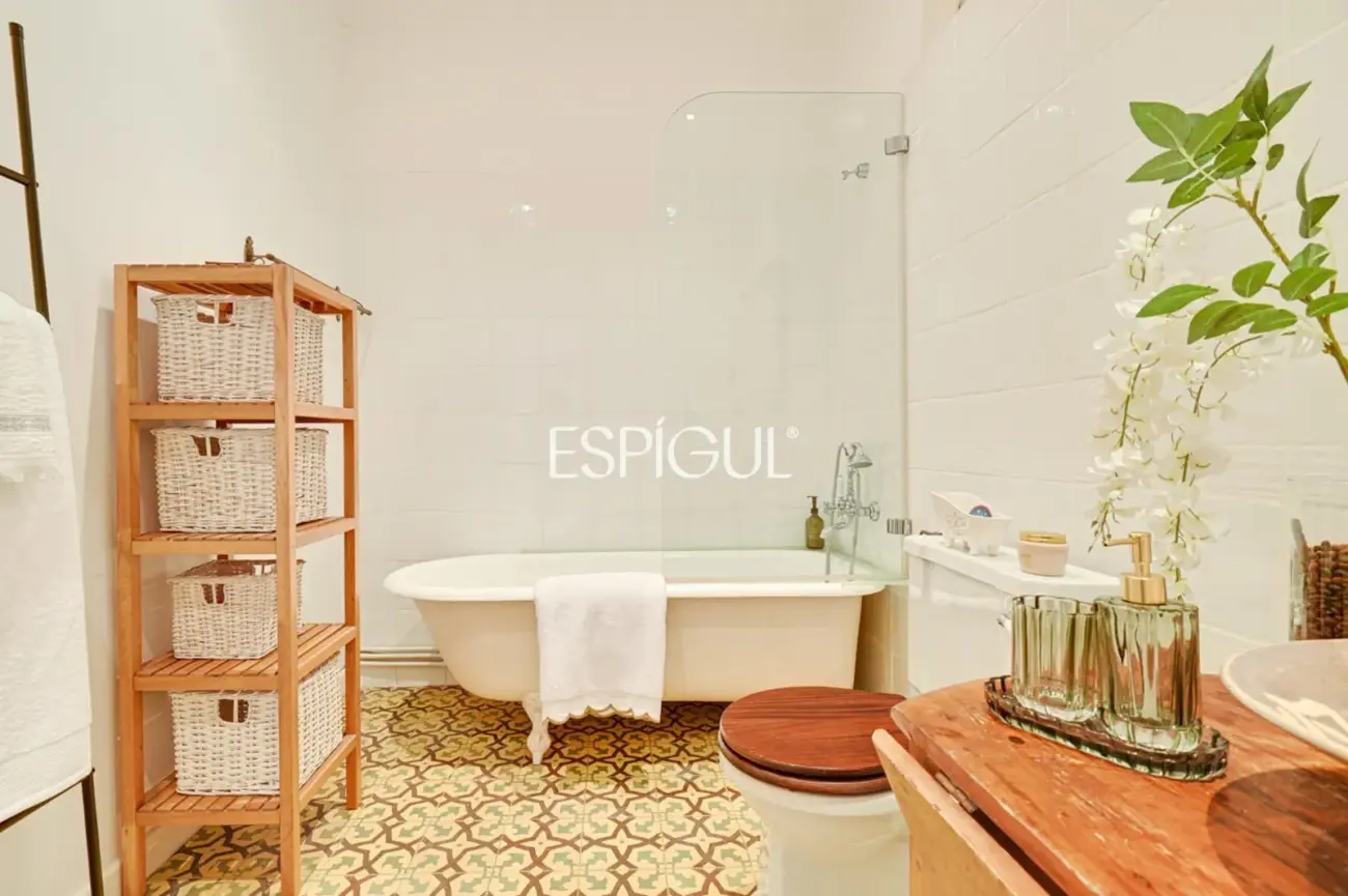 Exclusivo piso con terraza privada en Eixample – Sant Antoni